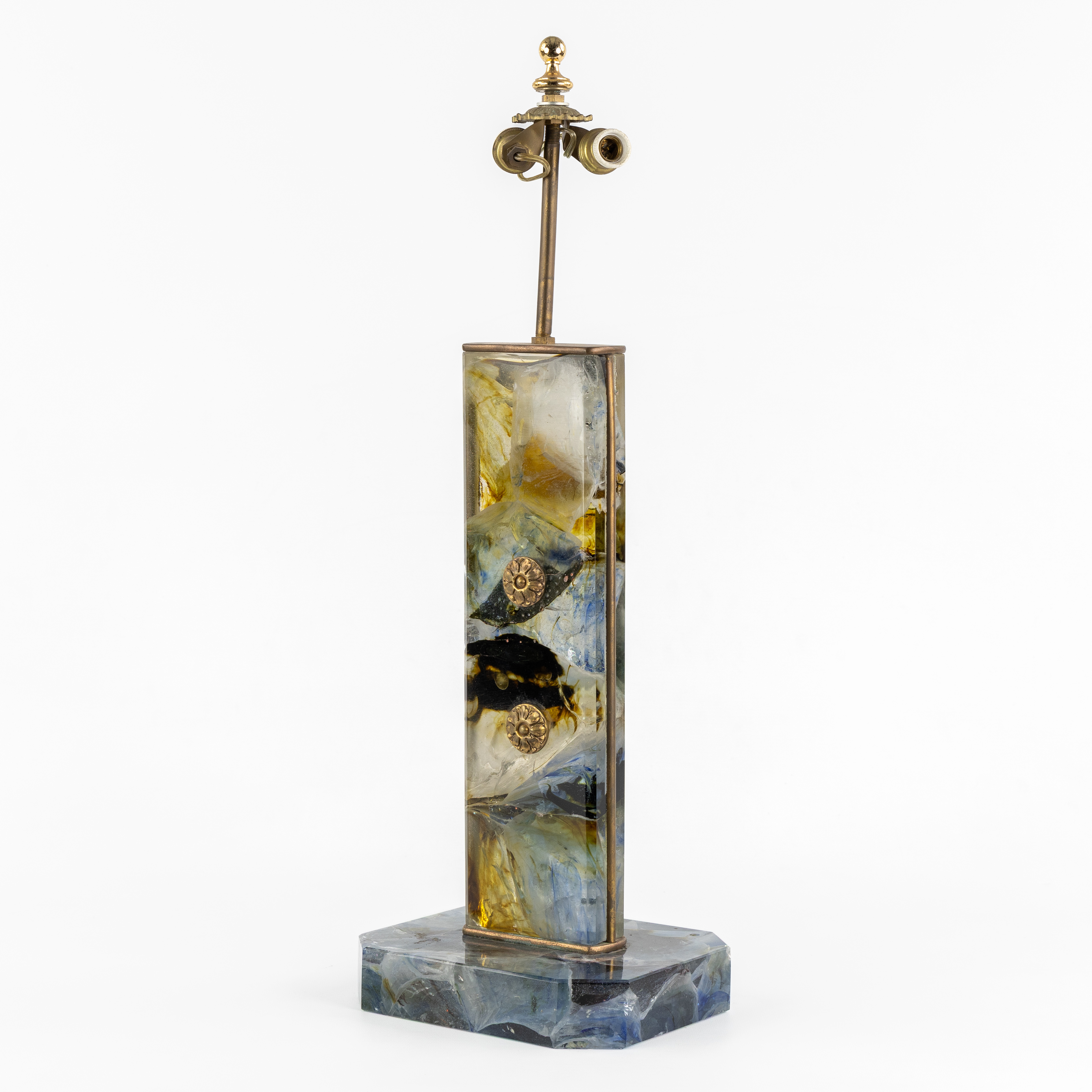 Een Mid-Century tafellamp, pâte de verre glas en koper. Italië, circa 1970. (L:20 x W:17 x H:159 cm)